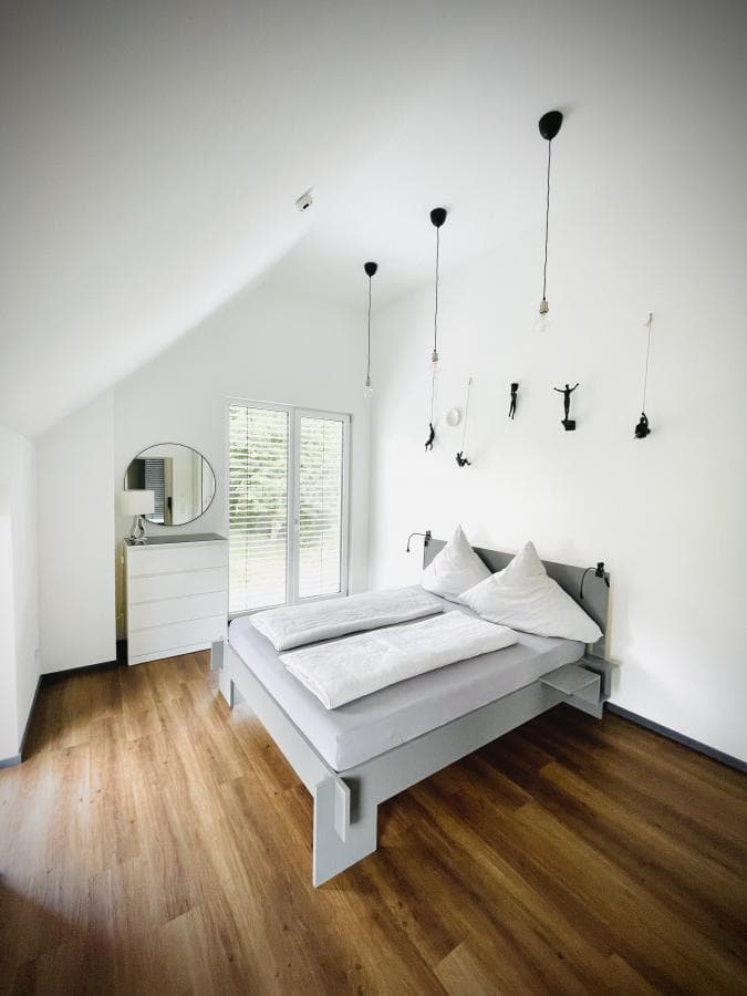 Schlafzimmer 2 mit Doppelbett und Kletterfiguren-Deko