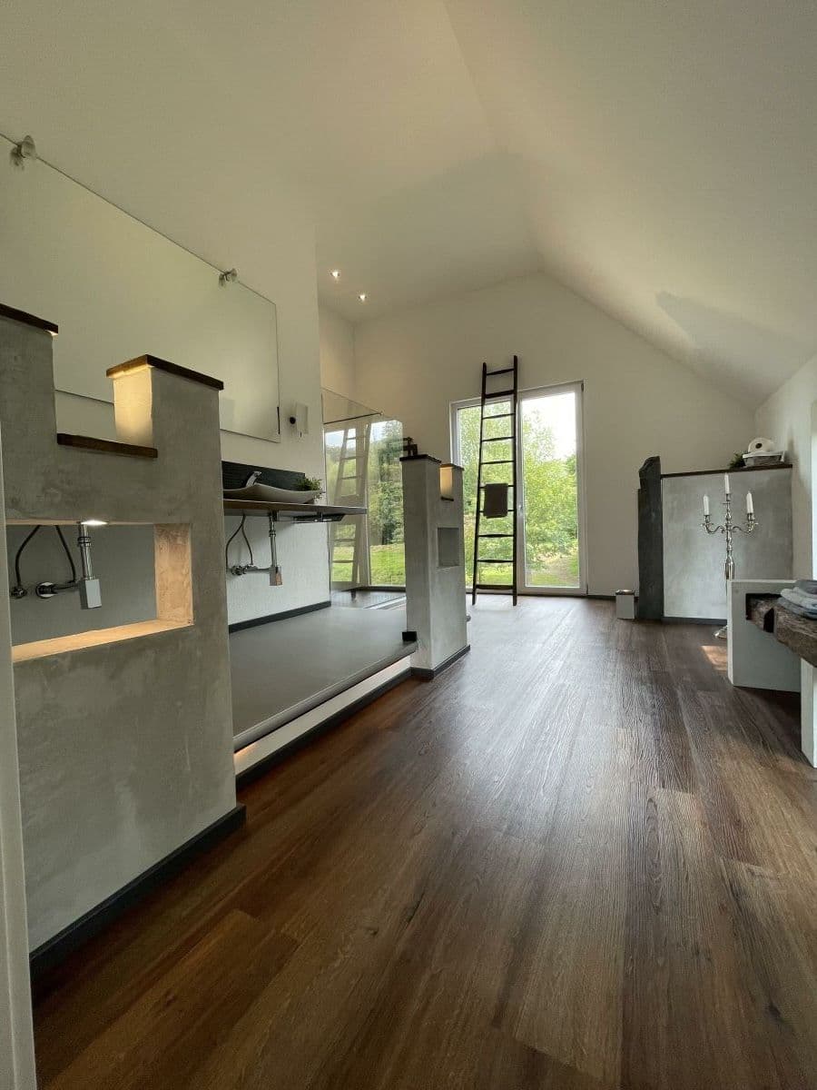 Großzügiges Hauptbad mit Designer-Ausstattung