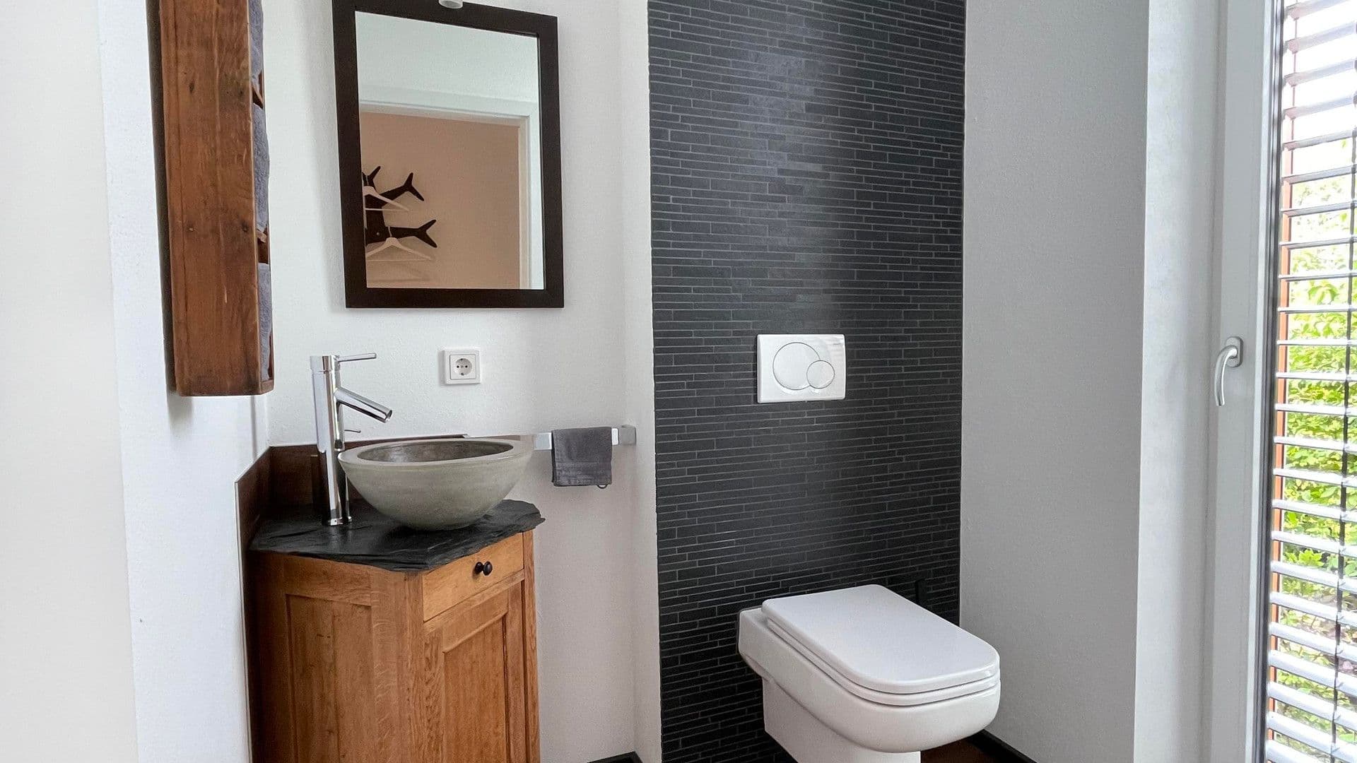 Stilvolles Gäste-WC mit Steinwaschbecken