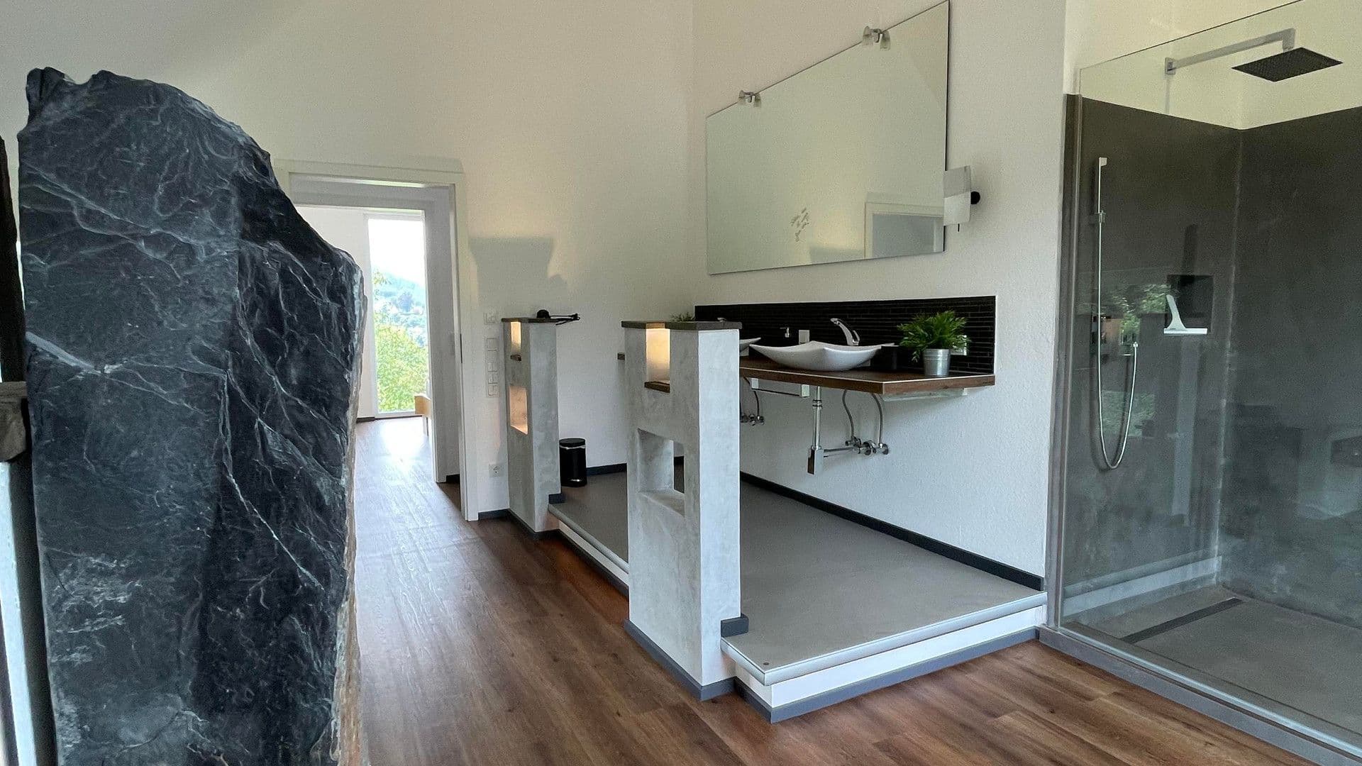 Hauptbad mit Schieferstelen und Regendusche