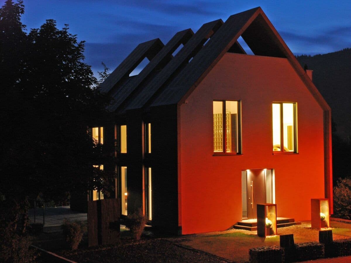 Ferienhaus bei Nacht mit stimmungsvoller Beleuchtung