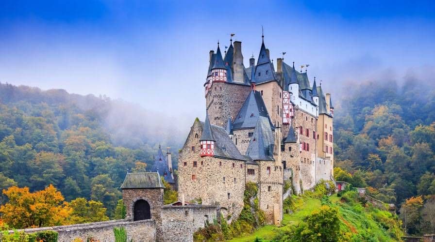 Mittelalterliche Burg Eltz im Wald