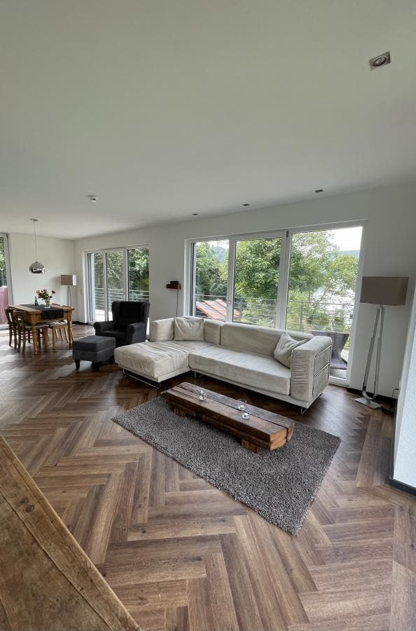 Wohnzimmer mit Ecksofa und Panoramablick