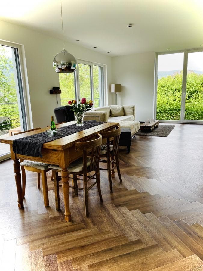 Wohn-Essbereich mit großen Panoramafenstern