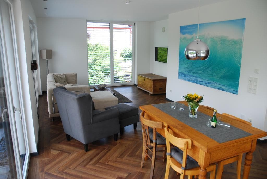 Offener Wohn-Essbereich mit Esstisch und Sofa