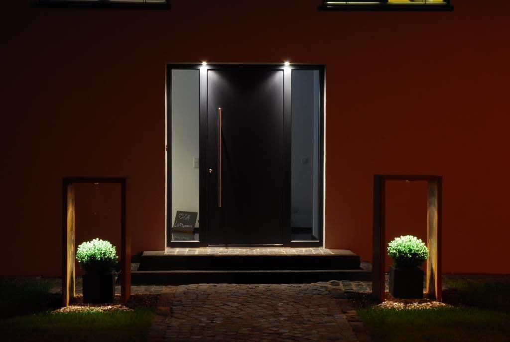 Eingangsbereich bei Nacht mit moderner Beleuchtung