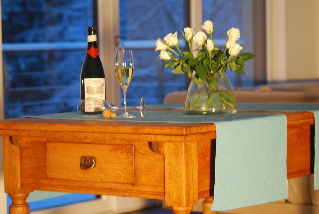 Esstisch mit Willkommenssekt und Blumen